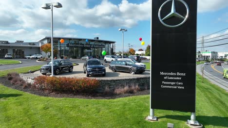 Mercedes-Benz-Händler-An-Einem-Schönen-Herbsttag