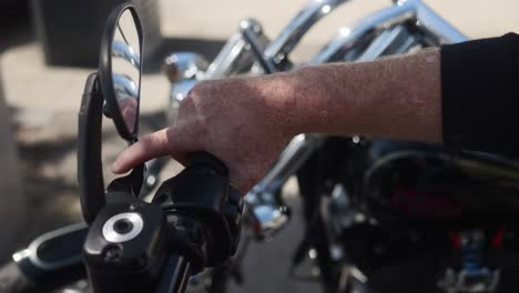 Biker-Dreht-Harley-Davidson-Motor-Mit-Lenkerbeschleuniger-Hoch,-Nahaufnahme