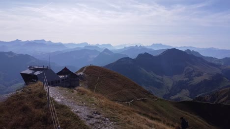Toma-Aérea-De-Personas-Caminando-Por-Las-Montañas-En-La-Cumbre-De-Moleson-En-Suiza