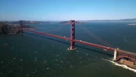Eine-Filmische-Weitwinkelperspektive-Aus-Der-Luft-Fängt-Die-Golden-Gate-Bridge-In-San-Francisco-Ein
