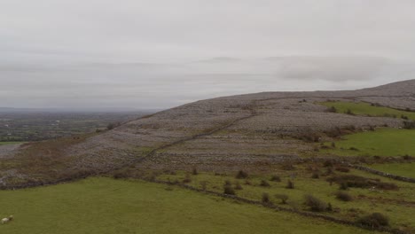Die-Aufsteigende-Luftaufnahme-Zeigt-Steinige-Hügel-Und-Landschaft-Im-Burren-Nationalpark