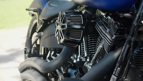 Primer-Plano-De-La-Motocicleta-Harley-Davidson-Con-Motor-Twin-V-En-Un-Día-Soleado