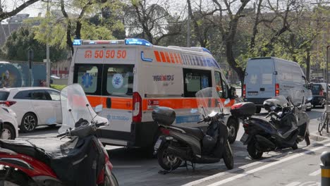 Ambulancia-Fiat-Ducato-En-Las-Calles-De-Bolonia,-Italia,-Con-Las-Sirenas-Encendidas.
