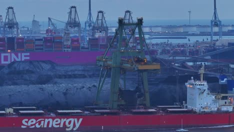 Seanergy-Containerschiff-Wird-Entladen,-Emo-Trockenmassengutterminal,-Rotterdam