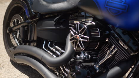Primer-Plano-De-Un-Motor-De-Motocicleta-Harley-Davidson-Y-Dos-Escapes