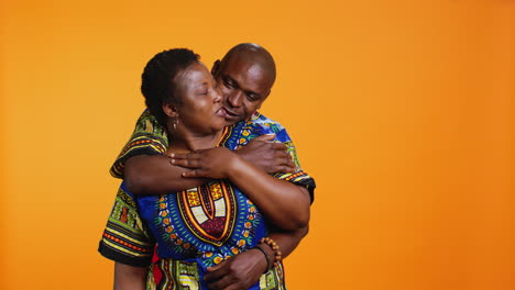 Lindos-Afroamericanos-Abrazándose-Ante-La-Cámara
