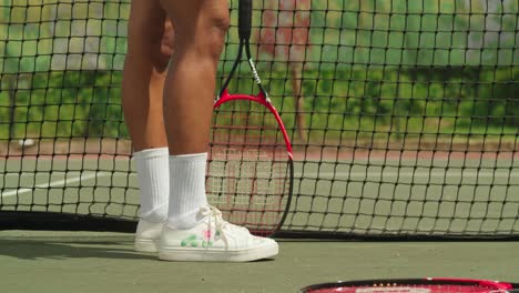 Ein-Mädchen-Lässt-An-Einem-Sonnigen-Tag-Auf-Einem-Tennisplatz-Einen-Tennisball-Zu-Ihren-Füßen-Hüpfen