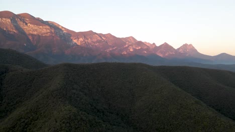 Große-Drohnenaufnahme-Der-Berge-Bei-Sonnenuntergang-In-Monterrey,-Mexiko