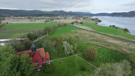 Vista-Aérea-De-La-Iglesia-De-Rissa-Cerca-De-La-Aldea-De-Leira-En-Inner-Fosen,-Condado-De-Trøndelag,-Noruega