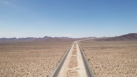 Coches-Y-Camiones-Circulando-Por-La-Carretera-En-El-Desierto.