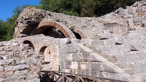 Butrints-Antike-Stadt,-Gewölbte-Schönheit-Der-Amphitheater-Steinmauern,-Touristen-Sommerurlaub-In-Albanien