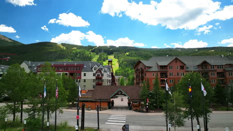 Sommer-Keystone-Colorado-Vail-Resort-Eingang-Ski-Snowboard-Fahrrad-Radfahren-Biker-Eingang-Luftaufnahme-Filmische-Drohne-Flaggen-Blauer-Himmel-Nachmittag-Schwenk-Langsam-Nach-Links-Gleitbewegung