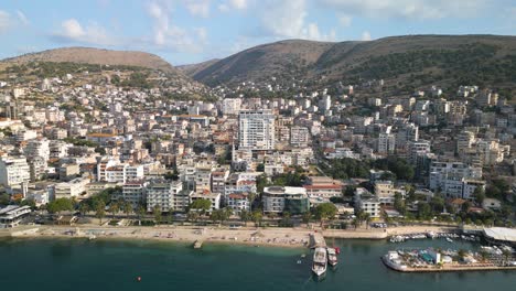 Die-Luftbildaufnahme-Zeigt-Die-Küste-Von-Saranda,-Albanien,-An-Einem-Typischen-Sommertag