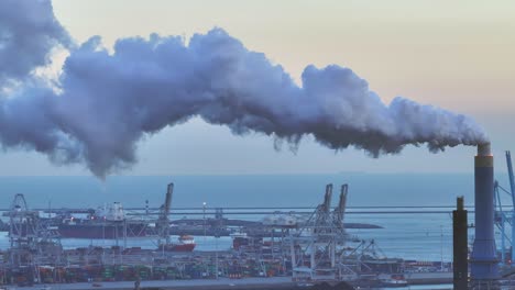Dicker-Grauer,-Umweltschädlicher-Smog,-Der-Aus-Großen-Industrieanlagen-Austritt