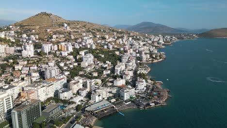 Vorwärtsluftaufnahme-über-Der-Stadt-Saranda-In-Albanien
