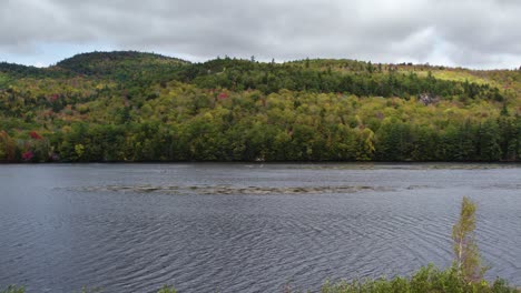 Eisenbahngleise-Und-Herbstlaub-Entlang-Des-Androscoggin-River-In-New-Hampshire,-USA