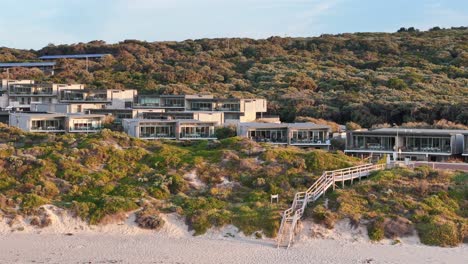 Resort-Junto-A-La-Playa-En-El-Río-Margaret,-Australia-Occidental-Al-Atardecer