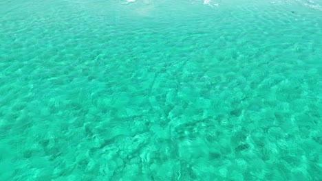 Clear-water-with-waves-slowly-rolling-in