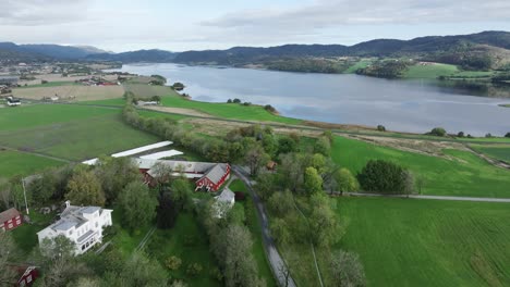 Zügelkirche-Und-Zügelkloster-Am-Ufer-Des-Botn-Sees-In-Indre-Fosen,-Tröndelag,-Norwegen