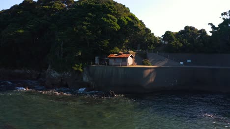 Ama-Diver-Hut-in-Osatsu-Japan,-Wide-Pan-Shot-of-Coastal-House