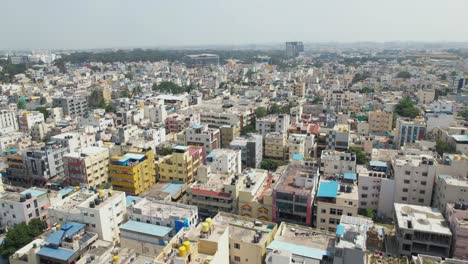 Luftvideo-Eines-Dichtbesiedelten-Wohngebiets-In-Einer-Indischen-Stadt
