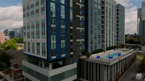 Luftaufnahmen-Von-Dia--Und-Schwenkaufnahmen-Eines-Modernen-Apartmentgebäudes-Mit-Terrasse-Und-Außenpool