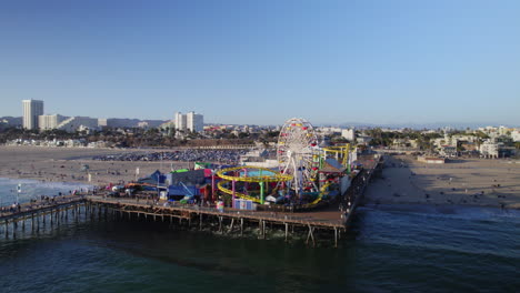 Santa-Monica-Pier-Am-Späten-Nachmittag-Im-Sommer-Umkreisende-Drohnenaufnahme