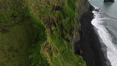 Steile-Klippen-Offenbaren-Den-Berühmten-Schwarzen-Sandstrand-Von-Reynisfjara-An-Der-Südküste-Islands