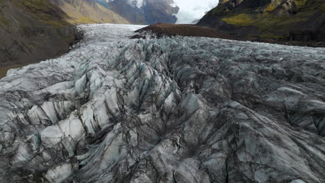 Grietas-De-Hielo-Con-Ceniza-Volcánica-En-El-Glaciar-Svinafellsjokull-En-Skaftafell,-Islandia.