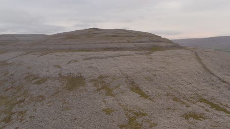 Vista-Panorámica-Sobre-La-Montaña-De-Piedra-Caliza-En-El-Parque-Nacional-Burren