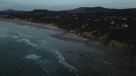 Drone-shot-of-the-Yaquina-Head-Lighthouse-beach-in-the-early-morning-in-Newport,-Oregon
