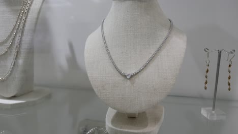 Aretes-Y-Collar-De-Plata-Con-Diamantes-Exhibidos-Dentro-De-La-Joyería