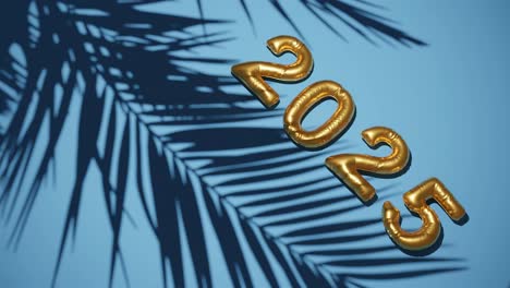 Saludo-Feliz-Año-Nuevo-2025-Con-Fondo-Azul-Palmera-Suave-Brisa,-Concepto-De-Vacaciones-Tropicales