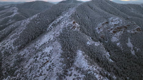 Denver,-Colorado,-Weihnachten,-Erster-Schnee,-Mount-Lindo-Memorial,-Goldener-Sonnenuntergang,-285-Highway,-Morrison-Nadelbaum,-Immergrüner-Frontbereich,-Rocky-Mountains,-Filmische-Luftaufnahme,-Drohne-Nach-Vorne,-Langsame-Aufwärtsschwenkbewegung