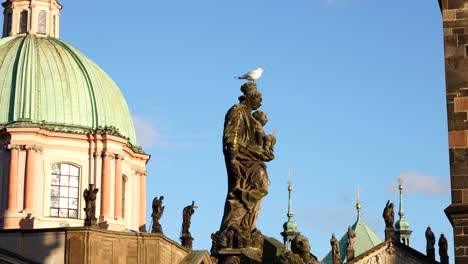 Statue-Der-Jungfrau-Maria-Und-Des-Kindes-Auf-Der-Karlsbrücke-Und-Grüne-Kirchenkuppel