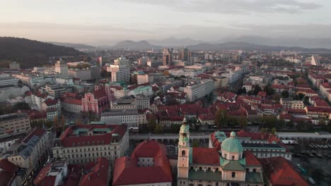 Luftaufnahme-Nach-Vorne-Nach-Unten-Geneigt-Im-Historischen-Zentrum-Der-Stadt-Ljubljana,-Slowenien-An-Einem-Nebligen-Tag