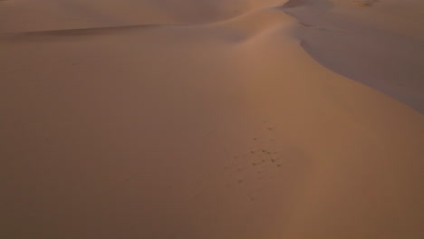 Flug-über-Die-Wüste-Gobi-Bei-Sonnenaufgang-In-Der-Mongolei---Drohnenaufnahme