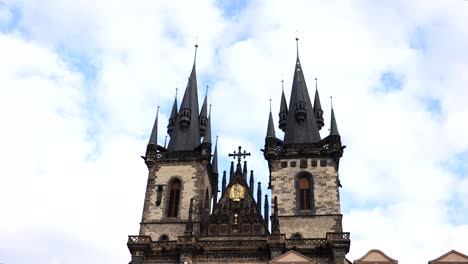 Beeindruckende-Aussicht-Auf-Die-Frauenkirche-Vor-Den-Teyntürmen-Und-Türmen,-Prag