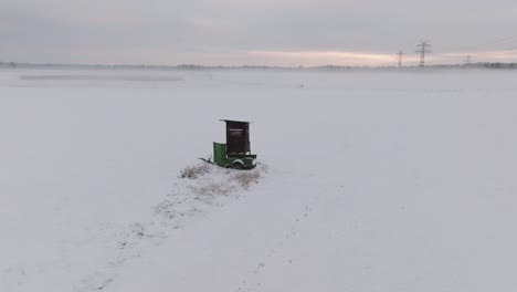 Luftaufnahme-Eines-Verschneiten-Feldes-Mit-Hirschgehege-In-Norddeutschland
