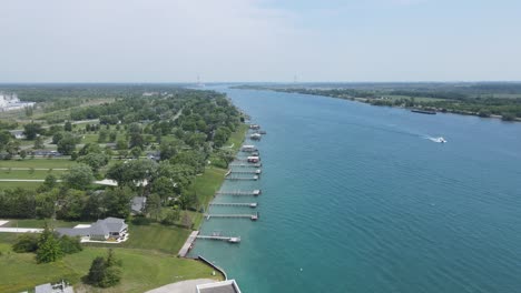 St-Clair-River-that-separates-the-United-States-and-Canada,-near-East-China-Michigan,-USA