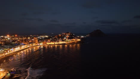 Luftaufnahme-Rund-Um-Die-Beleuchtete-Küste-Von-Mazatlan,-Nachts-In-Mexiko
