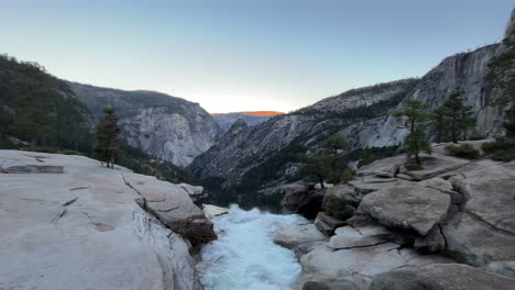 El-Río-Merced-Sobre-Nevada-Cae-Justo-Cuando-El-Agua-Cae-Sobre-El-Acantilado-En-El-Parque-Nacional-Yosemite