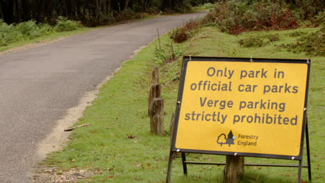 Ein-Schild-Der-Forstwirtschaft-In-England,-Das-Darauf-Hinweist,-Dass-Das-Parken-Nur-Auf-Offiziellen-Parkplätzen-Möglich-Ist