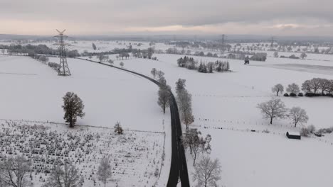 Luftaufnahme-Einer-Verschneiten-Straße-In-Norddeutschland