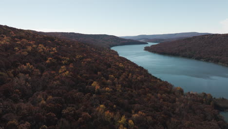Ruhiges-Wasser-Und-Herbstlaub-Am-Lake-Fort-Smith-State-Park,-Arkansas,-Vereinigte-Staaten---Luftaufnahme