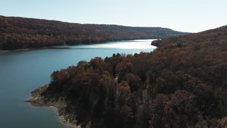 Panoramic-View-Over-Lake-Fort-Smith-During-Autumn-In-Arkansas,-United-States---Drone-Shot
