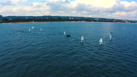 Optimistisches-Schlauchboot-Segelt-An-Einem-Sonnigen-Urlaubstag-Auf-Dem-Blauen-Wasser-Der-Ostsee-In-Der-Nähe-Der-Küste