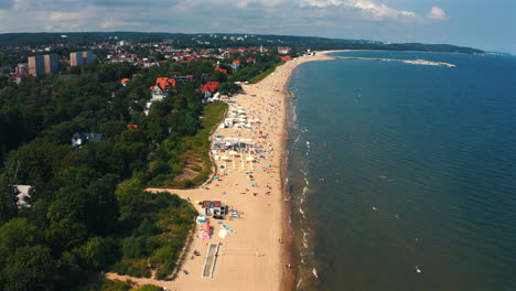 Drohnen-Panoramablick-Auf-Den-Strand-In-Sopot-Mit-Der-Ostsee-An-Sonnigen-Sommertagen