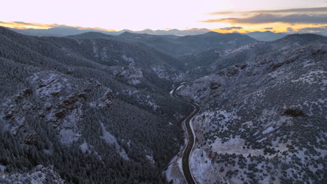 Denver,-Colorado,-Weihnachten,-Erster-Schnee,-Mount-Lindo-Memorial,-Goldener-Sonnenuntergang,-285-Highway,-Morrison-Nadelbaum,-Immergrüner-Frontbereich,-Rocky-Mountains,-Filmische-Luftdrohne,-Langsame-Rückwärtsbewegung