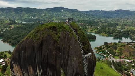Aerial-view-around-the-stairs-up-to-the-El-Peñón-de-Guatapé,-in-cloudy-Colombia